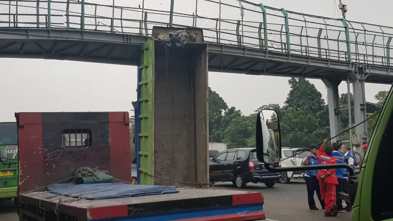 Badan Truk Tersangkut, Jembatan Penyebrangan Nyaris Ambruk