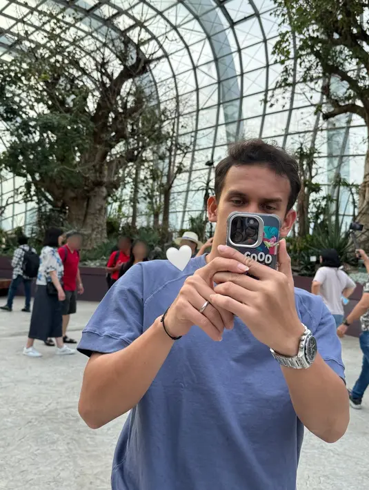 Kemarin (16/5) lewat media sosial Adiba menunjukkan mereka mengunjungi Cloud Forest di Singapura. [Foto: Instagram Stories/adiba.knza]