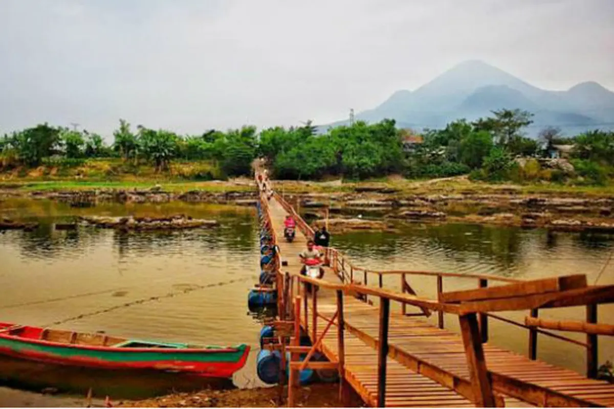 Ngabuburit di Jembatan Apung Penghubung Mojokerto-Sidoarjo