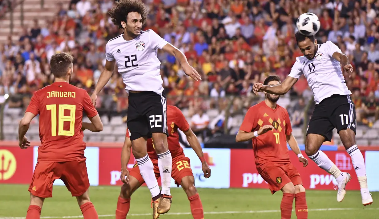 Aksi pemain Mesir, Kahraba (kanan) saat menyundul bola ke gawang Belgia pada laga uji coba di King Baudouin stadium, Brussels, (6/6/2018) waktu setempat. Belgia menang 3-0.(AP/Geert Vanden Wijngaert)