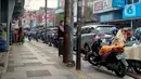 Sejumlah tiang berdiri di jalur disabilitas pedestrian sepanjang Jalan Surya Kencana, Kota Bogor, Jawa Barat, Sabtu (3/12/2022). Jalur pedestrian yang seharusnya menjadi akses pejalan kaki dan ramah bagi kaum disabilitas itu tidak berfungsi dengan semestinya. (Liputan6.com/Magang/Aida Nuralifa)