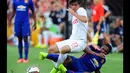 Gelandang Inter Milan, Dodo (atas), mendapat tackling keras dari pemain Manchester United, Antonio Valencia, di FedExField dalam laga kedua Guines International Champions Cup, (29/7/2014). (REUTERS/Evan Habeeb-USA TODAY Sports)