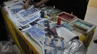 Polres Jakarta Barat merilis uang palsu, Jakarta, Jumat (25/9/2015). Tersangka dan barang bukti alat pencetak uang palsu berhasil diamankan petugas. (Liputan6.com/Gempur M Surya)