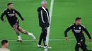Pelatih Benfica, Jose Mourinho, memimpin sesi latihan jelang laga melawan Chelsea pada laga Liga Champions. (AFP/Adrian Dennis)