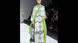 Desain-desain koleksi Itang Yunasz dalam pagelaran Jakarta Fashion Week 2015 ini menghadirkan kesan eksotis nan mewah serta retro, Minggu (2/11/2014). (Liputan6.com/Panji Diksana)