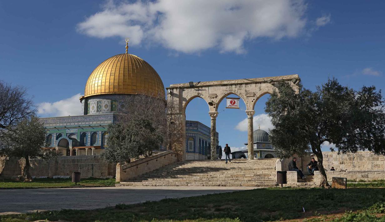 Dengan arsitektur megah dan sejarah panjang, bangunan ini menjadi daya tarik spiritual dan budaya di Yerusalem. Tampak dalam foto, seorang pria Palestina berjalan di dekat Kubah Batu, kompleks Masjid al-Aqsa, Yerusalem menjelang waktu berbuka puasa selama bulan suci Ramadan 1447 Hijriah pada Rabu 25 Februari 2026. (AHMAD GHARABLI/AFP)