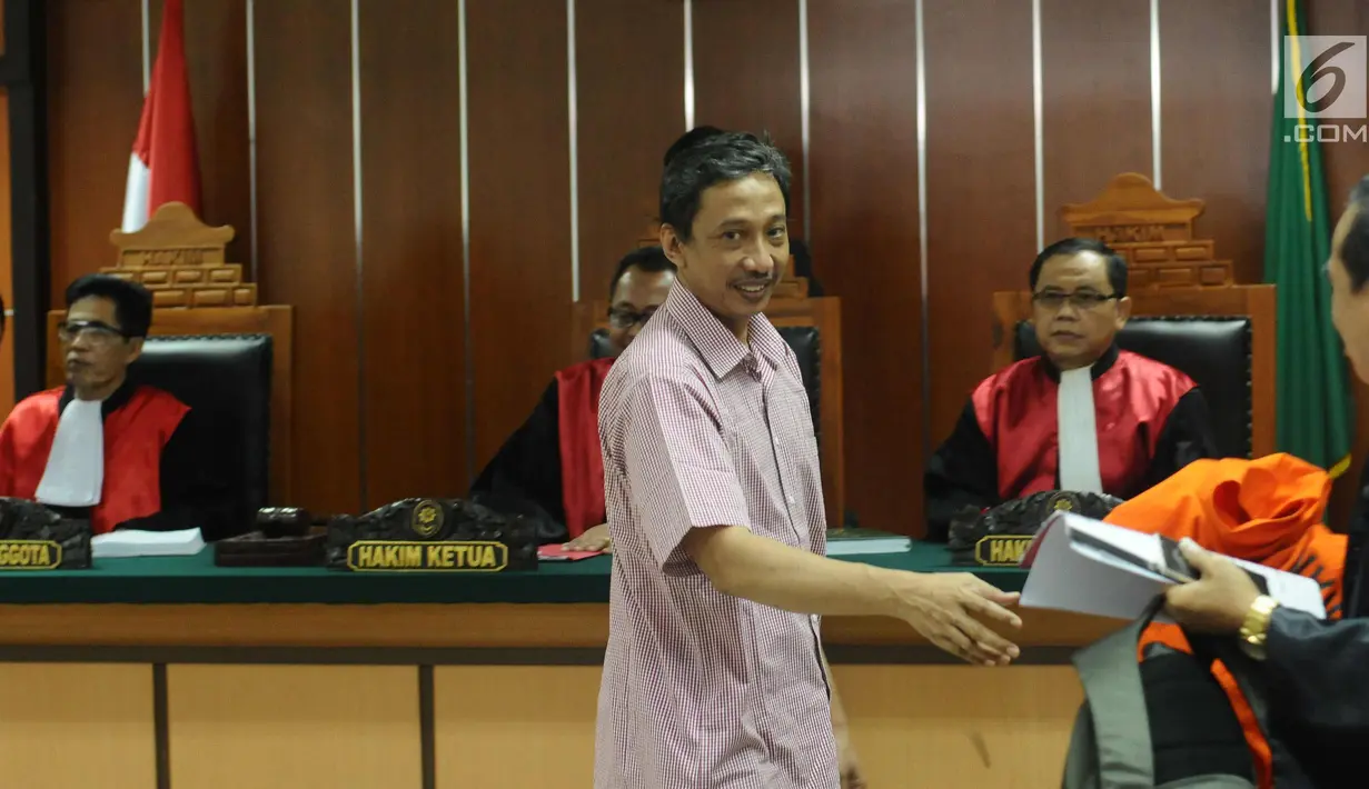 Mantan Direktur PTSP BP Batam, Dwi Djoko Wiwoho usai menjalani sidang pembacaan dakwaan di Pengadilan Negeri Jakarta Barat, Selasa (13/3). Dwi Djoko Wiwoho diduga terlibat gerakan Negara Islam Irak dan Suriah (ISIS). (Liputan6.com/Helmi Fithriansyah)