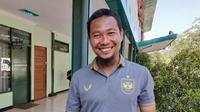Eks Persib Bandung yang kini menangani PSIS Semarang U-20, Muhammad Ridwan. (Bola.com/Erwin Snaz)