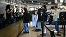 Sejumlah fans Los Angeles FC sedang mengantri jersey pemain baru mereka, Son Heung-min di toko ofisial yang terletak di BMO Stadium, Los Angeles, Amerika, Rabu (06/08/2025). (AFP/Frederic J. Brown)