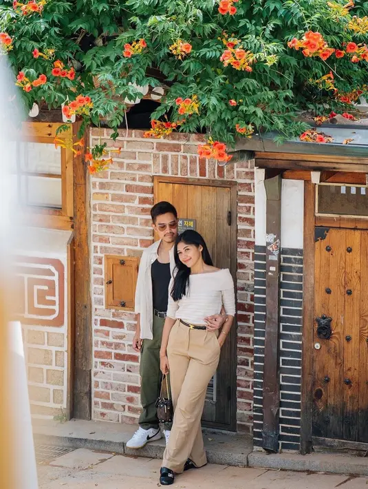 Busana kasual nuansa ‘bumi’ dipilih Kaesang dan Erina saat berlibur ke Korea Selatan. Erina tampak kece dengan blus dan high waist pants, sementara Kaesang tampil keren dengan kemeja, kaus dan long pants. [Instagram/kaesangp/erinagudono]