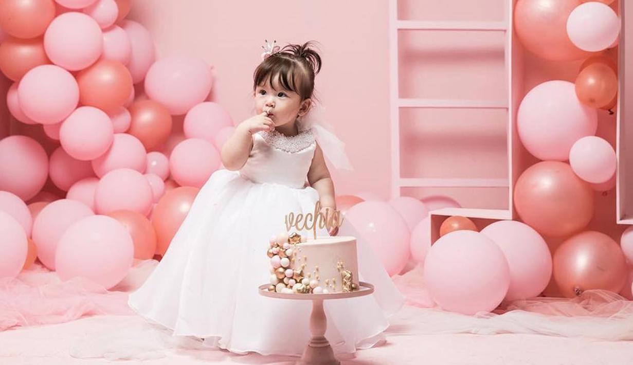 Baby Vechia terlihat sangat lucu ya ketika mengenakan dress berwarna putih ini ketika merayakan ulang tahunnya yang pertama. (Liputan6.com/IG/frandaaa87)