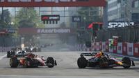 Pembalap Red Bull Racing, Sergio Perez mengungguli pembalap Ferrari, Charles Leclerc dalam Sprint Race Grand Prix Azerbaijan Formula 1 2023, Sabtu (29/4/2023) malam WIB.