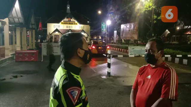Kapolres Serkot, AKBP Maruli Ahiles Hutapea (kiri) Berbincang Dengan Pelaku Pungli (kanan). (Jumat, 25/02/2022). (Liputan6.com/Yandhi Deslatama).
