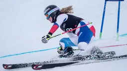 Anja Schneider dari Swiss melewati gerbang selama slalom wanita musim dingin NZ Games di Cardrona, Queenstown, Selandia Baru, (28/8).  (Iain McGregor/Winter Games NZ via AP)