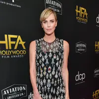 Charlize Theron memakai dress over pants Alexander McQuuen di Hollywood Film Awards (Foto: Dok. Alexander McQuuen)