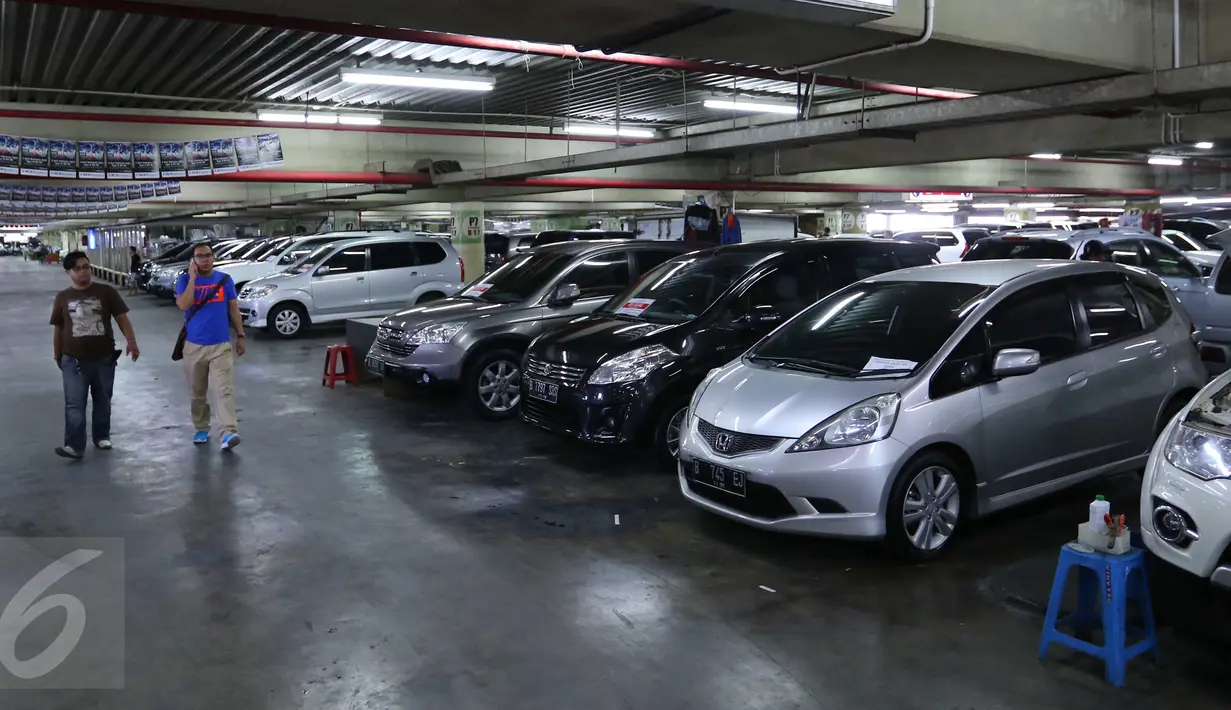 Calon pembeli saat mencari mobil bekas di kawasan WTC Mangga Dua, Jakarta, Jumat (10/6). Pada bulan puasa dan menjelang lebaran Penjualan mobil saat ini belum  mengalami kenaikan harga. (Liputan6.com/Angga yuniar)