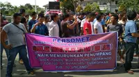 Ratusan sopir angkot demo di Kantor Wali Kota Batam (Foto: Jim/Batamnews)