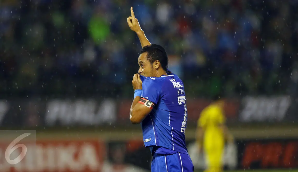 Kapten tim Persib, Atep menunjuk saat merayakan gol ke gawang Mitra Kukar FC di babak 8 besar Piala Presiden 2017 di Stadion Manahan Solo, Sabtu (25/2). Persib unggul 3-2 atas Mitra Kukar FC. (Liputan6.com/Helmi Fithriansyah)