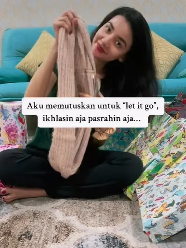 Tsania Marwa buka kado hadiah untuk anak-anaknya (Instagram/tsaniamarwa54)