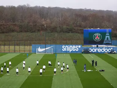 Para pemain Paris Saint-Germain saat menghadiri sesi latihan di Campus Paris Saint-Germain di Poissy, pinggiran barat Paris pada Selasa 27 Januari 2026. Pertarungan sengit memperebutkan tiket otomatis ke babak 16 besar Liga Champions 2025-2026 akan tersaji di stadion Parc des Princes, Paris, Prancis, Kamis (29/1/2026) dini hari WIB. (Franck FIFE/AFP)