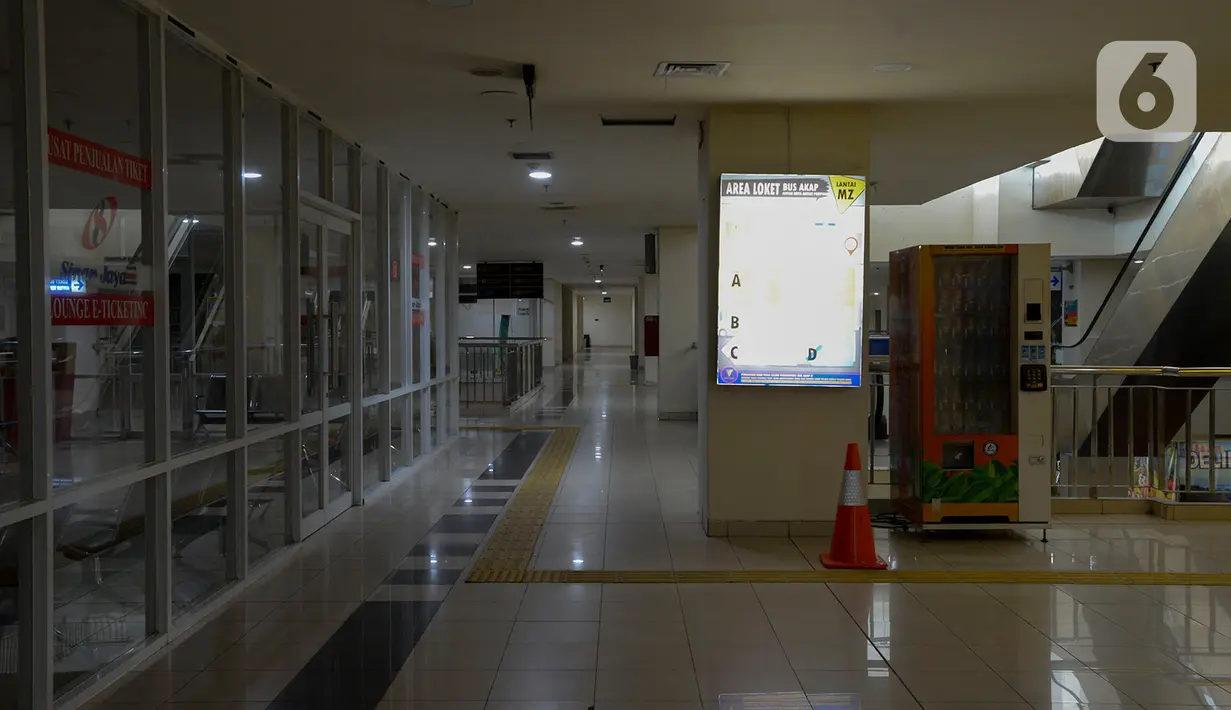 Suasana pelayanan moda transportasi di Terminal Pulogebang, Jakarta, Kamis (7/5/2020). Meski Kementerian Perhubungan telah melonggarkan operasional transportasi umum saat pembatasan sosial berskala besar (PSBB), namun Terminal Pulogebang masih menutup operasionalnya. (merdeka.com/Imam Buhori)