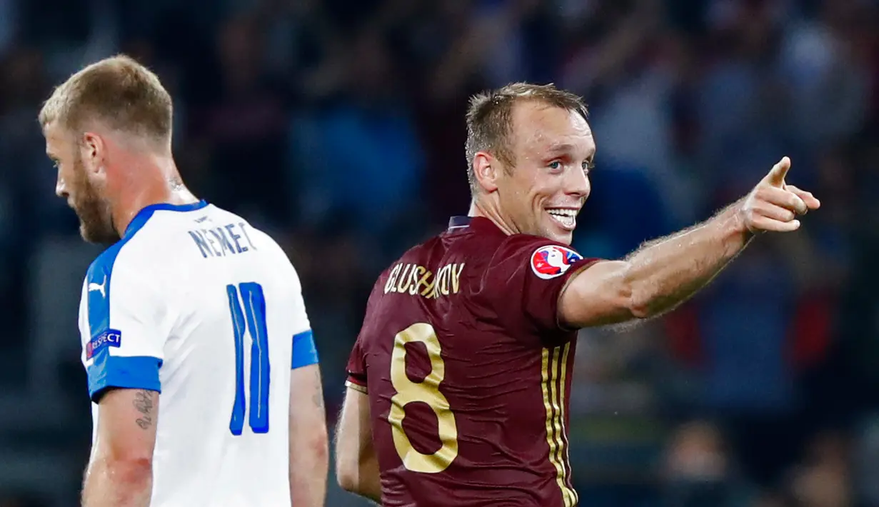 Denis Gluishakov (kanan) berhasil mencetak gol untuk Rusia saat laga melawan Slovakia di Stade Pierre-Mauroy, Prancis (15/6). Slovakia berhasil menang tipis 2-1 dalam laga lanjutan Piala Eropa 2016 Grup B kontra Rusia. (Reuters/ Christian Hartmann)