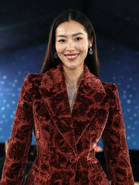 Liu Wen tampil memukau dengan kalung dari Haute Joaillerie Collection berbahan platinum dan emas putih 18 karat yang dihiasi berlian 43,32 karat, anting-anting dari L'Heure du Diamant Collection berbahan emas putih 18 karat yang dihiasi batu rubi dan berlian, serta cincin dari Magical Setting Collection berbahan emas merah muda 18 karat yang dihiasi berlian 9,87 karat.[dok.  Chopard]
