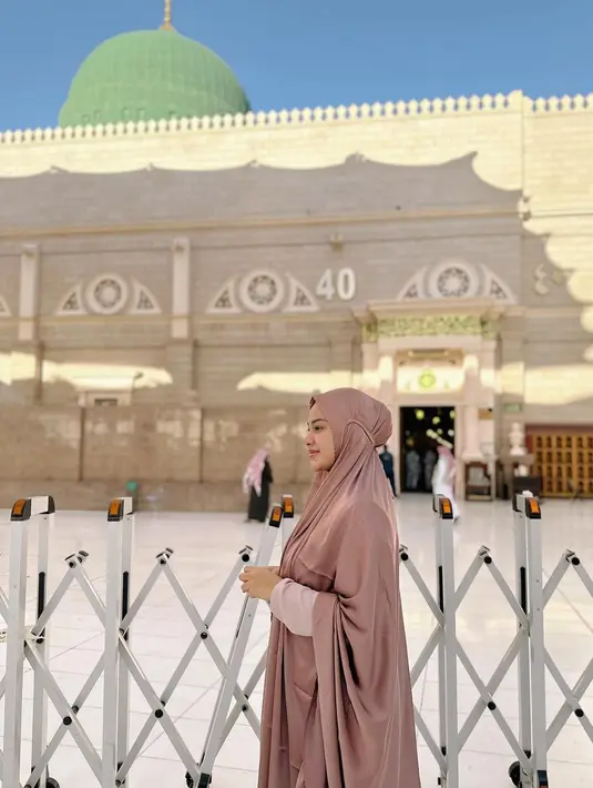 Foto lainnya memperlihatkan Aurel tampil dengan hijab syar’i warna krem. [Foto:IG/aurelie.hermansyah].