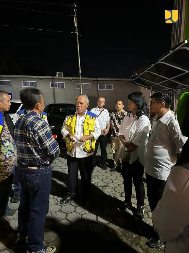 Menteri PUPR Basuki Hadimuljono meninjau infrastruktur pada fasilitas umum di Kabupaten Sumedang yang rusak akibat gempa. (Dok Kementerian PUPR)