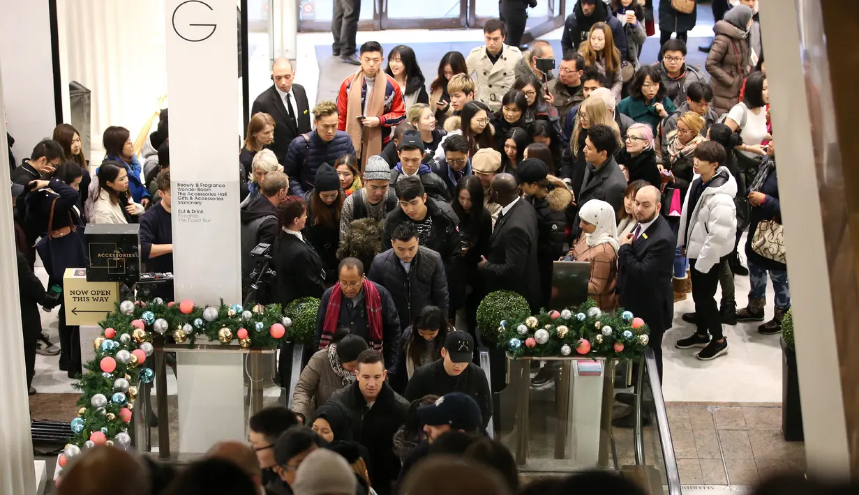 Pelanggan berebut masuk ke Selfridges department stores menjelang Boxing Day di pusat kota London, Inggris, Senin (26/12). Boxing Day merupakan tradisi hari belanja terbesar tahunan setiap 26 Desember atau sehari setelah Natal. (DANIEL Leal-Olivas/AFP)