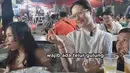 Arumi Bachsin pun terlihat senang bisa mencicipi jajanan telur gulung. Arumi yang tak gengsi makan di pasar malam pun menjadi bukti ia sosok yang sederhana. Kesederhanaan inilah yang membuat Arumi Bachsin jadi panen pujian. (Liputan6.com/IG/arumibachsin_94)