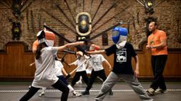 Anak-anak asyik berlatih anggar di Musumeci Greco, Roma, (13/4/2016). (AFP/Alberto Pizzoli)