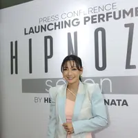 Artis dan komedian Hesti Purwadinata rilis parfum unisex, Hipnoza Seven. (Dok/KLY/Daniel Kampua).