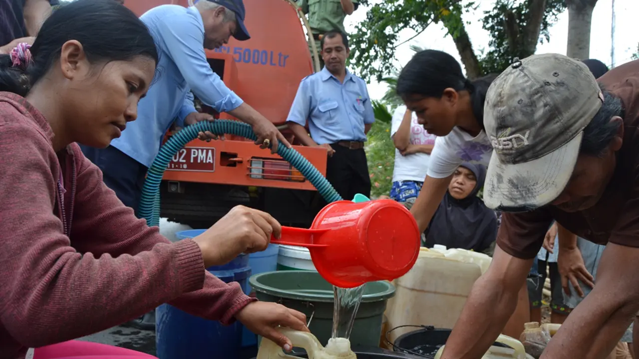20150922-kekeringan-bengkulu tengah-antri air 1