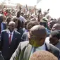 Mantan Presiden Zimbabwe, Robert Mugabe tiba untuk memberikan suara dalam pemilihan umum negara itu di TPS distrik Highfield, Harare, Senin (30/7). Mugabe pertama kalinya menggunakan hak pilihnya setelah dilengserkan November 2017. (AFP/Zinyange AUNTONY)