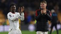 Dua pemain muda Manchester United (MU) Kobbie Mainoo dan Rasmus Hojlund usai laga kontra Wolves di Liga Inggris 2023/2024 hari Jumat (02/02/2024) dini hari WIB. (DARREN STAPLES / AFP)