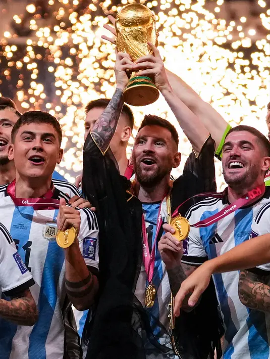 Pemain Argentina Lionel Messi bersama rekan setimnya mengangkat trofi juara usai mengalahkan Prancis pada pertandingan sepak bola final Piala Dunia 2022 di Stadion Lusail, Lusail, Qatar, 18 Desember 2022. Argentina menang 4-2 dalam adu penalti setelah pertandingan berakhir imbang 3 -3. (AP Photo/Manu Fernandez)