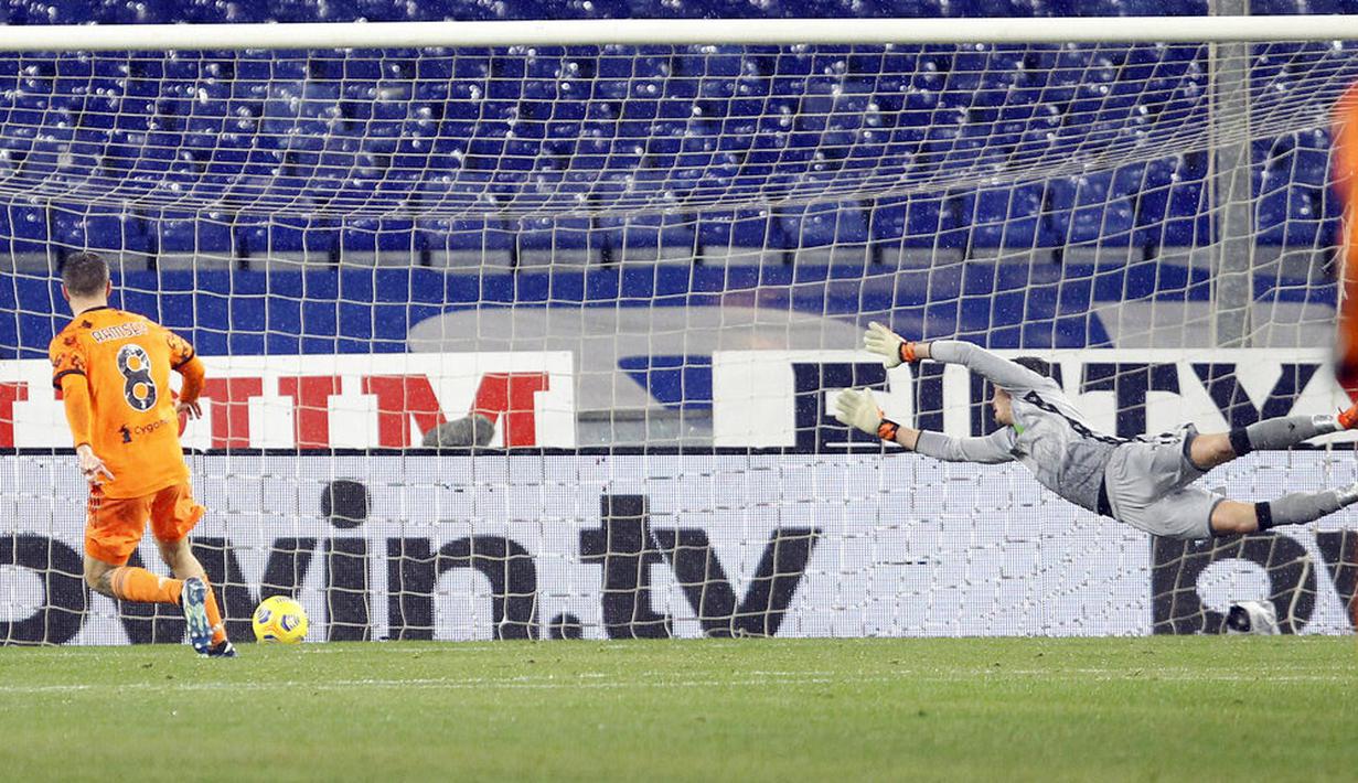 Pemain Juventus, Aaron Ramsey, mencetak gol ke gawang Sampdoria pada laga Liga Italia di Stadion Luigi Ferraris, Sabtu (30/1/2021). Juventus menang dengan skor 2-0. (Tano Pecoraro/LaPresse via AP)