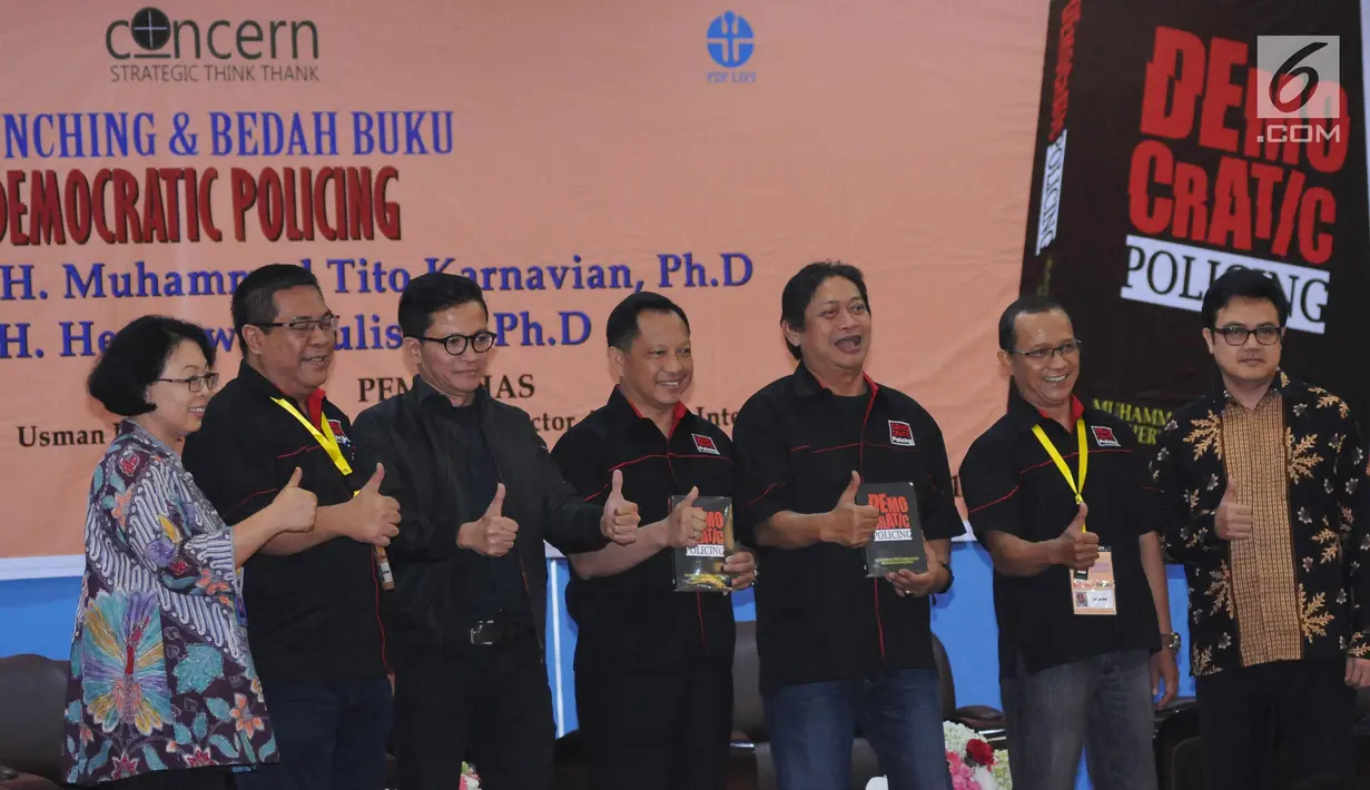 Kapolri, Jenderal Pol Tito Karnavian (tengah) saat menghadiri peluncuran buku 'Democratic Policing' di Jakarta, Selasa (21/11). Diharapkan buku ini menjadi pegangan para pemikir Polri dan diterapkan di lapangan. (Liputan6.com/Helmi Fithriansyah)