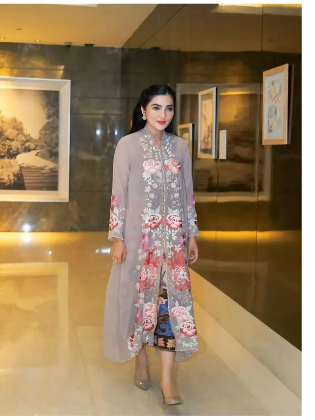6 Potret Outfit Kebaya Ashanty di Kondangan Teman Kuliah, Inspirasi Gaya Elegan