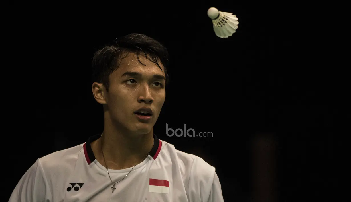 Tunggal putra Indonesia, Jonatan Christie, gagal mengembalikan kok saat melawan tunggal China, Chen Long, pada laga BCA Indonesia Open di JCC, Jakarta, Kamis (15/6/2017). Jonatan kalah 9-21 dan 7-21. (Bola.com/Vitalis Yogi Trisna)