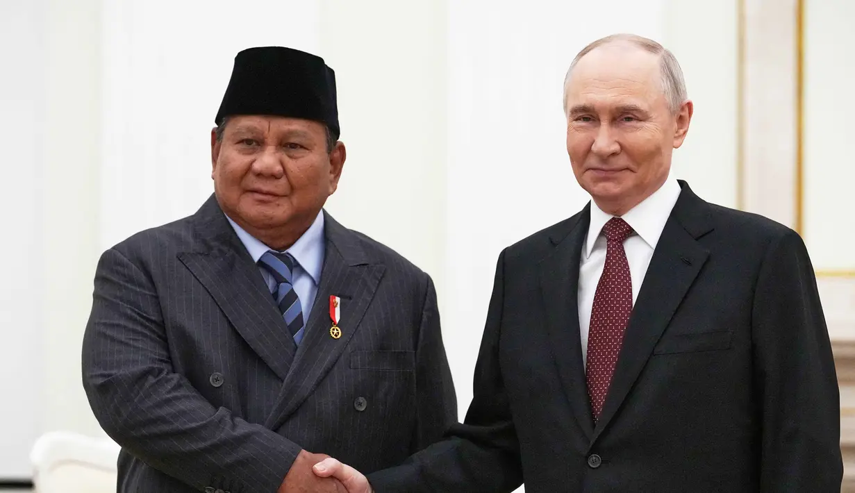 Pertemuan pertama berlangsung di Saint Petersburg pada 19 Juni 2025 lalu, kedua pemimpin negara tersebut menegaskan komitmen bersama untuk memperkuat kemitraan strategis Indonesia-Rusia. Tampak dalam foto, Presiden Republik Indonesia, Prabowo Subianto (kiri) berjabat tangan dengan Presiden Rusia Vladimir Putin saat pertemuan mereka di Istana Senat Kremlin, Moskow pada Rabu 10 Desember 2025. (Alexander Zemlianichenko/POOL/AFP)