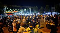 Ribuan warga memadati kegiatan car free night di sepanjang Jalan Slamet Riyadi - Jenderal Sudirman, Solo untuk menikmati malam tahun baru di Solo, Sabtu malam (31/12).(Liputan6.com/Fajar Abrori)