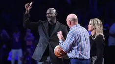 Pebasket Legendaris Michael Jordan, Presiden Los Angeles Lakers Jeanie Buss dan pemilik Los Angeles Clippers Steve Ballmer menghadiri NBA All-Star Game 2018 di Staples Center di Los Angeles, California, AS (18/2). (AFP Photo/Kevork Djansezian)