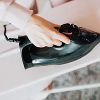 Simak trik menyetrika rok plisket agar lipatannya tidak rusak dan bisa tetap tampil kece! (pexels.com/Karolina Grabowska)