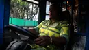 Pratima Poddar saat mengendarai bus di Kolkata, India (8/3). Pratima Poddar 42 tahun merupakan satu-satunya sopir bus umum perempuan di Kolkata. (AFP Photo/Dibyangshu Sarkar)