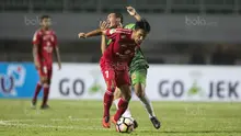 Gelandang Semen Padang, Rudi, melewati kejaran gelandang PS TNI, Guntur Triaji, pada laga Liga 1 di Stadion Pakansari, Bogor, Minggu (30/7/2017). PS TNI menang 2-1 atas Semen Padang. (Bola.com/Vitalis Yogi Trisna)
