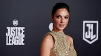 Aktris Gal Gadot berpose saat tiba menghadiri pemutaran perdana film produksi Warner Bros 'Justice League' di Teater Dolby di Hollywood, California, AS (13/11). Gal Gadot tampil cantik dengan gaun emas berkilauan. (Photo by Chris Pizzello/Invision/AP)