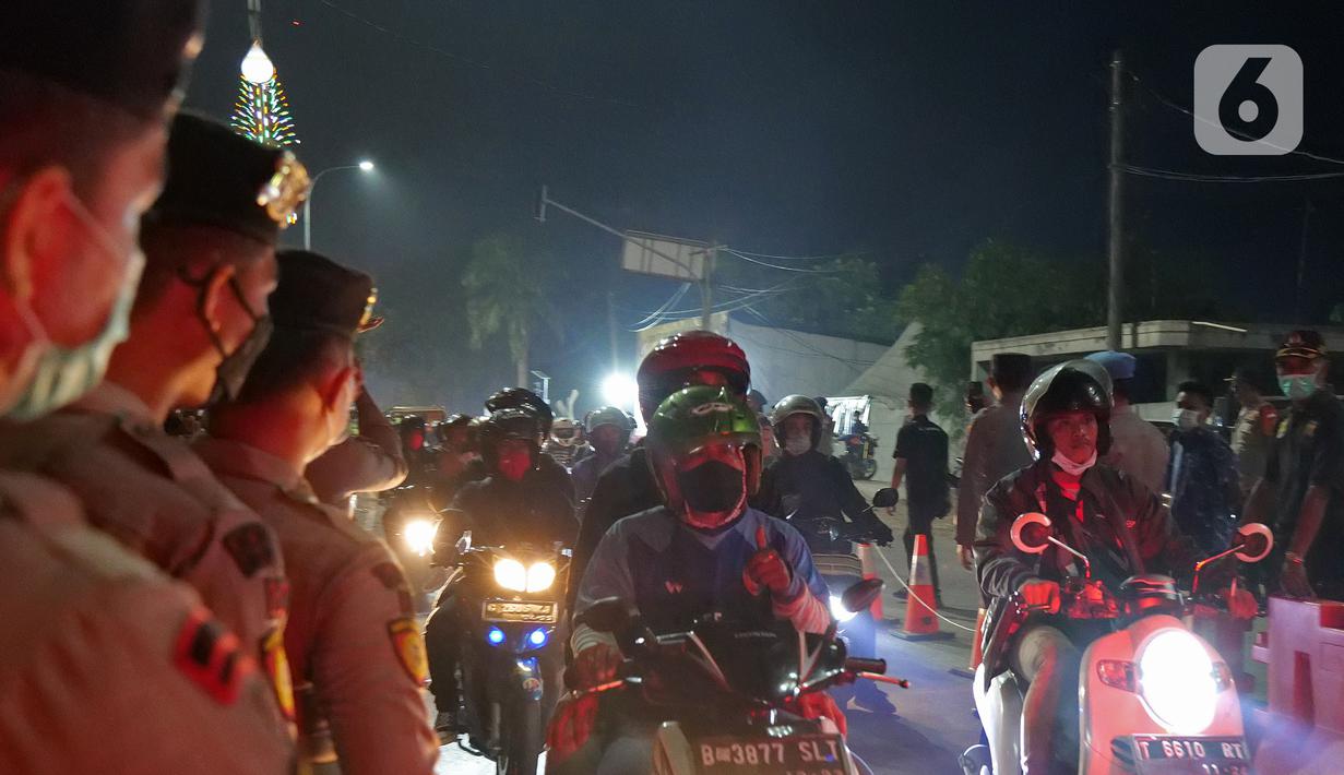 Pemudik motor melintas di posko penyekatan mudik di Kedungwaringin, Kabupaten Bekasi, Jawa Barat, Selasa (11/5/2021) dini hari. Bila sudah dialirkan, nantinya pemudik akan kembali disekat oleh titik Polres di Jawa Barat dengan penyekatan berlapis. (Liputan6.com/Herman Zakharia)