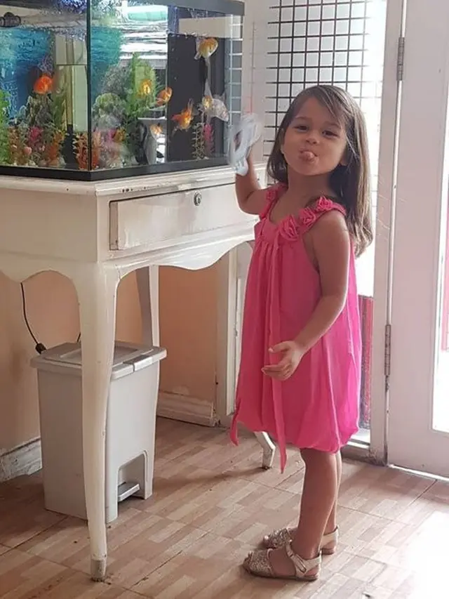Lia Waode dan Keluarga